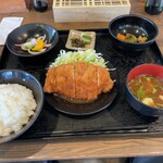 えごま - 味噌カツ定食、玉ねぎのピクルス、漬物、煮物