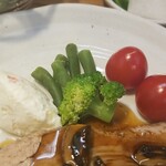 キッチン ブルー グローブ - 備え付けポテサラ、野菜のアップ