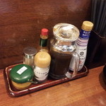 かつれつ四谷たけだ - 卓上の調味料