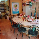 ミサロッソ - 右の厨房につながる半円形カウンターが面白いです