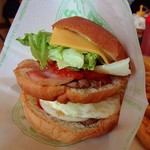 ミサロッソ - バンズ3枚、パテ2枚にチェダーチーズとベーコン、玉子、レタス、トマト、玉ねぎ、ソースはサルサ風味です