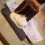 CHACOT COFFEE - こちらはバナァーナのカヌレにクリームを添えて（石に乗ってた…）