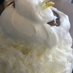 サカノウエカフェ - 上と中にもはちみつ漬けのナッツがたくさん！ナッツ好きにはたまらん氷だ♡