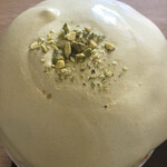 サカノウエカフェ - このクラッシュピスタチオの食感が良き！中のいちごの白ワイン煮も美味しかった！