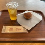 パンケーキ プニ - ジャスミン茶250円・マラサダ380円