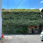 たちばな - 駐車場は手前に3台と、