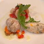 リストランテ ラ チャウ - ホタテ貝柱と海老のマリネ、ウサギ肉のソーセージ、ポテトサラダ