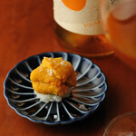 米菜°sakura 織音寿し - ウニには同じ色のオレンジワインを