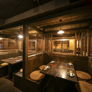 スタイリッシュでありながら木を基調とした温かみのある店内◎