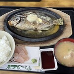 パヤオ直売店 - 何のお魚かはわかりませんが、表面はパリパリで美味しい！