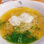 黄金の塩らぁ麺 ドゥエイタリアン - ★★らぁ麺フロマージュ 960円 細麺の塩ラーメンにチーズを乗せたたけ。麺とチーズを一緒に食べると味はカルボナーラ！チーズとネギ以外にトッピングは無いのでCPはかなり悪い！