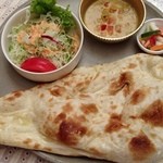 ボージャン - ナン、サラダ、ベジタブルカリー、ピクルス