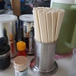井手ちゃんぽん - （2013/8月）テーブル備え付けのコショー、割り箸、ラー油など