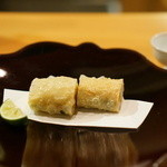 これは美味い！車海老の味噌、松茸のみじん切りを炒めて湯葉で巻いて揚げたもの