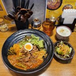 SPICY CURRY 魯珈 - 限定カレー ビンディマトンのろかプレート＋ぷちサラダ＋ラッシー