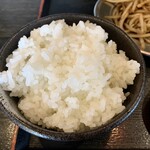 なおちゃんらーめん - ■ ご飯
            ボリュームは少なめ。