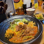 SPICY CURRY 魯珈 - 限定カレー ビンディマトンのろかプレート＋ぷちサラダ＋ラッシー