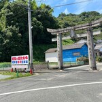 橋本屋綾部ぼたもち店 - 道挟んで参道前に駐車場