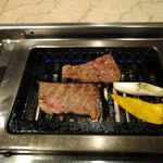 肉のレストランくらた - 手前が強火、奥が弱火になっている様子。焼き加減を調節出来るのが良い。対面のないカウンター席仕様だろうか？