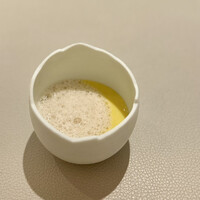 L'ETERRE - ゴールドラッシュのスープ。
                    とうもろこし、濃いー！！
                    カカオのエスプーマのほのかな苦味が、とうもろこしの甘さを引き立てて、とても美味しく♪