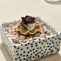 L'ETERRE - 鰯と茄子、ドライトマトのタルト。
                    炭で火入れした鰯が香ばしい。