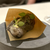 L'ETERRE - 金目鯛は、衣にイカ墨を加えたベニエで。