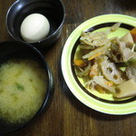 宴屋じんべい - バイキング形式のお味噌汁と惣菜と生卵