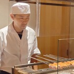 温石 - 金目鯛の焼き具合を見極める店主