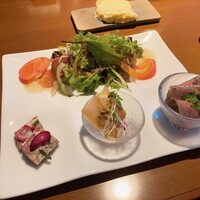 ビストロ・エピ - 3種類のオードブルと生ハム乗せフレッシュサラダ