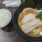 家系ラーメン まるみ家 - 