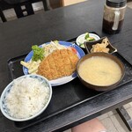 Udaya - ご飯と味噌汁がデカいわけではないとんかつが小さすぎる。