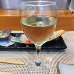 玄海鮨 - グラスワインの白は  よく冷えてます
