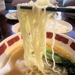 Bamiyan - 特製細麺とのこと。この細さ、なかなか。今もあるか分からんが、宇都宮市に「世界で3番目に旨い店」と銘打ったラーメン屋があったが、あそこの麺も相当細麺だったな… 知ってる方います？