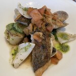 ジャンティーユ - 南伊勢産のへ鯛のポアレと
      帆立の香草パン粉焼き
      　※鯛がボリュームがあって
      　　皮が香ばしくパリッと仕上げ
      　※帆立は甘くて美味❗️