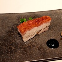 中国飯店 富麗華 - 名物の皮がカリカリのチャーシュー