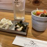 呑み家 田jyu - 海鮮丼定食の小鉢とサラダ