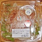 セブンイレブン - 料理写真:「玉葱とおかかのサラダ(59kcal)」購入時の状態(\210)です(2013/9/8UP)