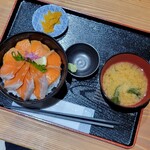 鮮活 喰で!! - ◆「サーモン食べ比べ丼」