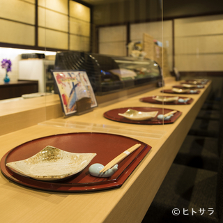 The beautiful single-board counter seats are perfect for singles and couples.