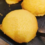 レトロベーカリーふく福 ノクティプラザ溝口店 - ★★★★メロンパン 180円 名物なだけあって食べたことないフワフワ感！トング だと 潰れてしまうためターナーになっているぐらいフワフワ！