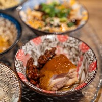 中華ダイニング 一途一心 - 2023.7 油鶏（ヤオカイ、鶏モモ肉の香味醤油煮込み）、甜合桃（クルミの飴絡め）コーヒー風味