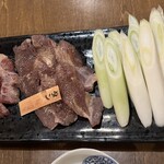 大衆馬肉酒場 三村 - 馬い 馬焼き　特選カルビ、タン、長ネギ