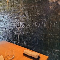 和田倉 - ダイニングルーム側面、水が滑り落ちる