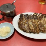 太興飯店 - やって参りました、餃子２人前！＋ニンニク！　お店の方が覚えててくれ　ニンニクは何も言わなくてもサービスで出してくれるんです。