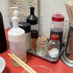 太興飯店 - ちょっと来ない間に　醤油類の入れ物が変わってました！　前のままでも風情があって　よかったのに、、。
