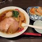 Seijou Hanten - 醤油ラーメン990円　味玉100円 焼き餃子350円