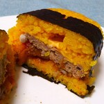 NewDays - 五島軒監修　スゴおに　チーズハンバーグカレーおにぎり（350円）