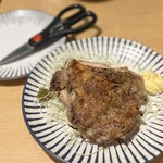 Taishuu Shokudou Tengu Dai Horu - 豪快！鶏もも肉の岩塩焼き　590円