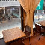 カフェ・ラサール - 窓際席は商店街を見降ろせます。