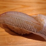 鮨 さかい - ⑫昆布〆白鱚(福岡県伊崎産)
      産卵は初夏～秋、旬は春～夏
      身の甘みに加え、皮に独特の風味があり、皮霜降りにして昆布〆で旨みを加えています